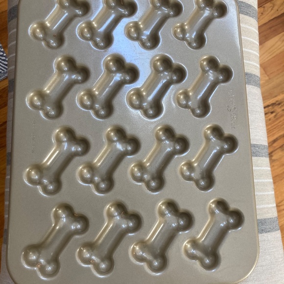 Nordic Ware Puppy Love Treat Pan - Picture 4 of 4